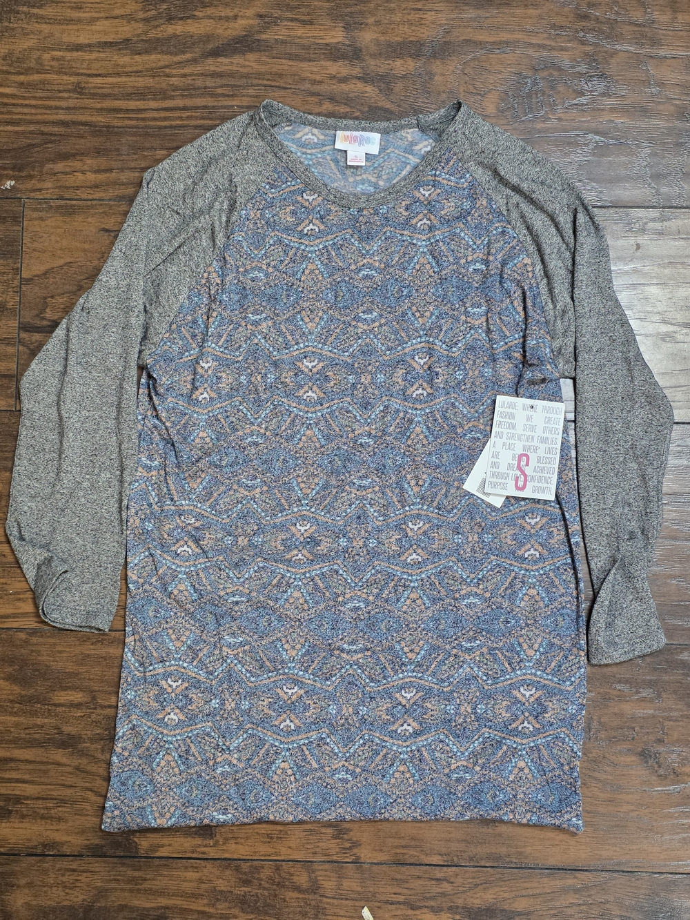 LuLaRoe Women’s Randy Raglan Top Size Small – New With Tags